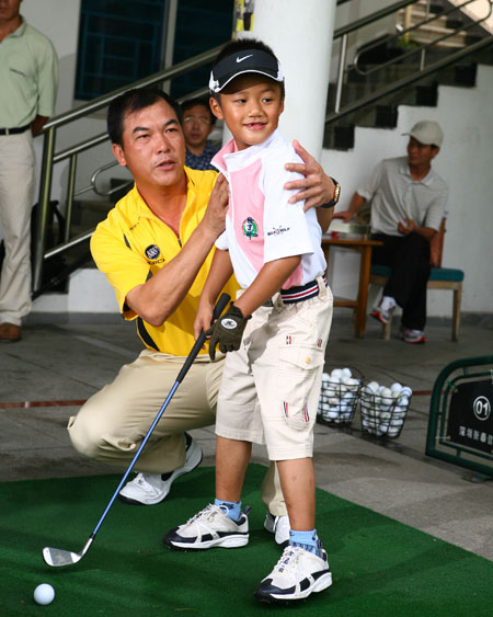 張連偉親身指導(dǎo)小朋友揮桿.jpg
